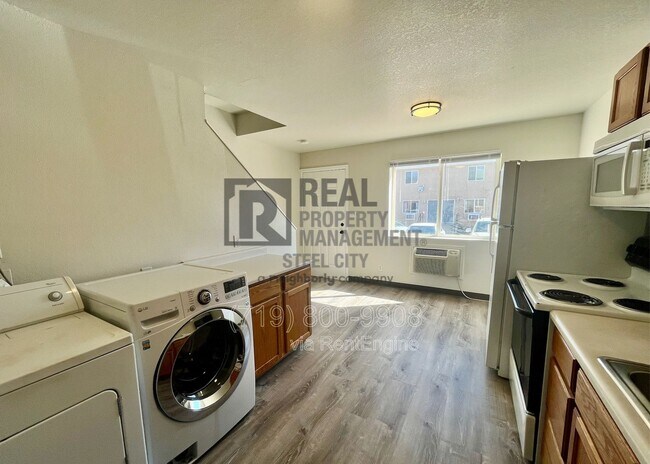 Building Photo - 1715 Oakshire Ln