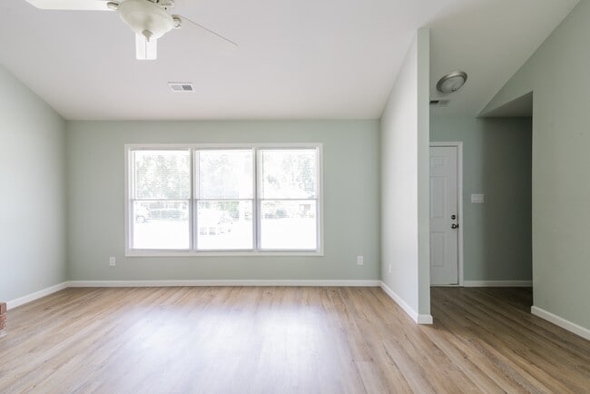 Building Photo - 578 Tryon Pl