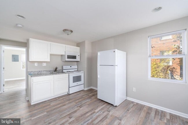 Building Photo - 1655 E Cold Spring Ln