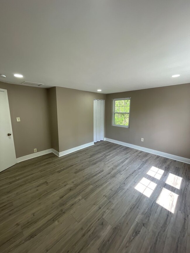 Building Photo - Beautifully renovated 5 bed 2 bath home re...