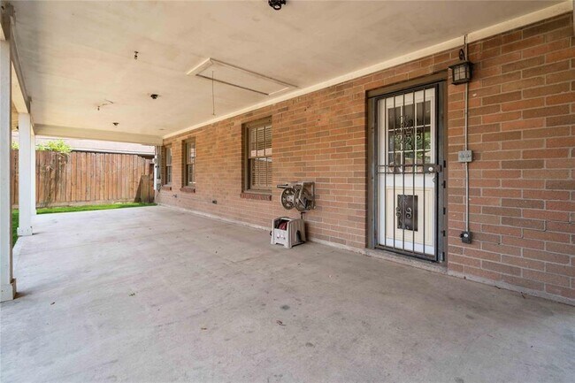 Building Photo - 205 Woodard St