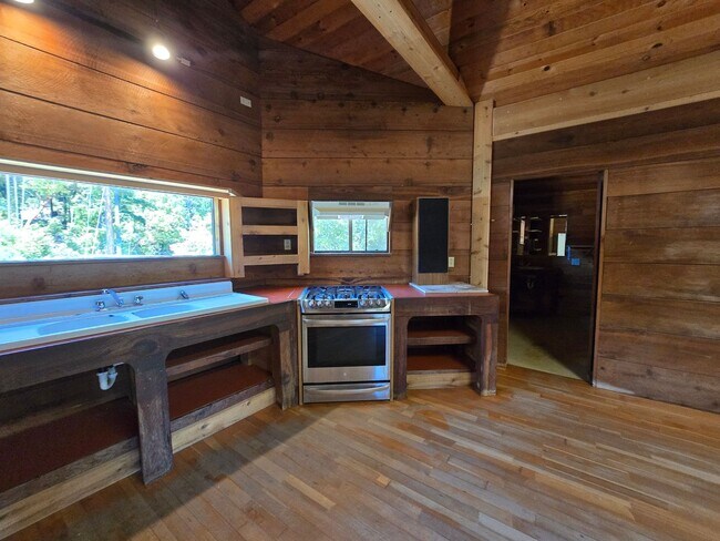 Building Photo - Cabin In the Wood!