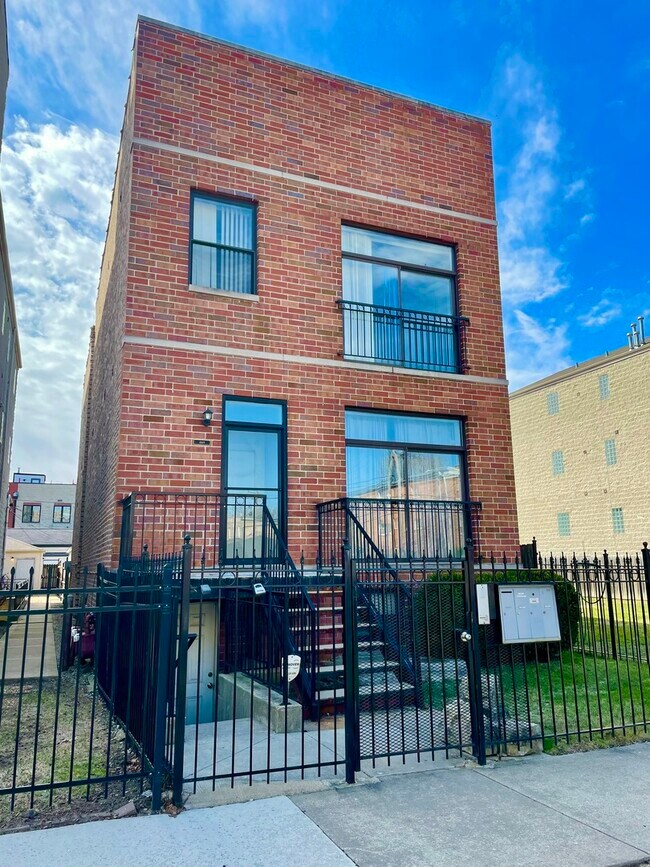 Building Photo - 469 E Bowen Ave
