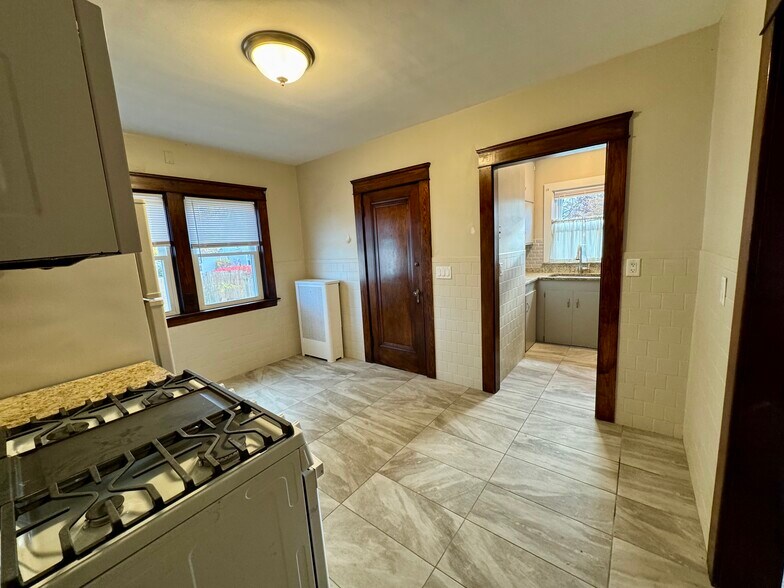 Building Photo - 16 Davis Ave