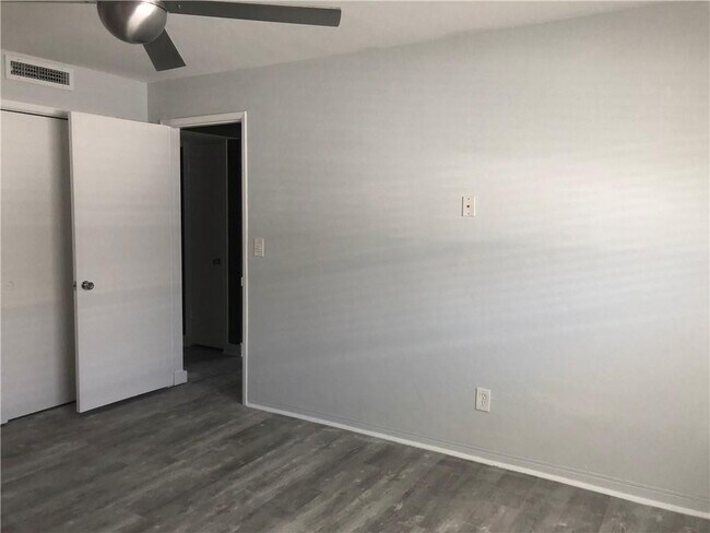 Building Photo - 2050 NE 39th St