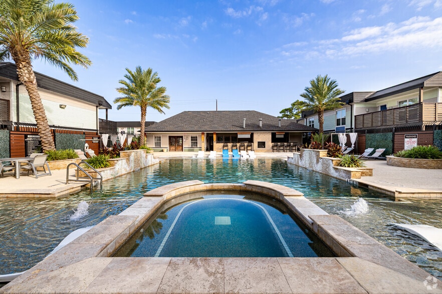 Primary Photo - Dominion at Oak Forest