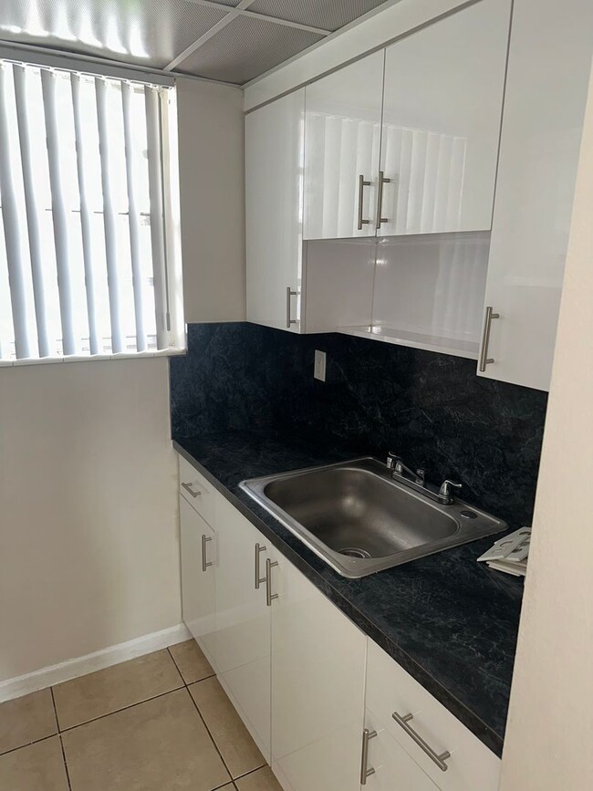 Building Photo - 1B1B FOR RENT NOW ONLY $1595