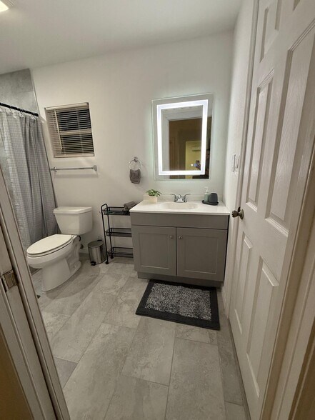 Building Photo - 2405 Roslyn Ln