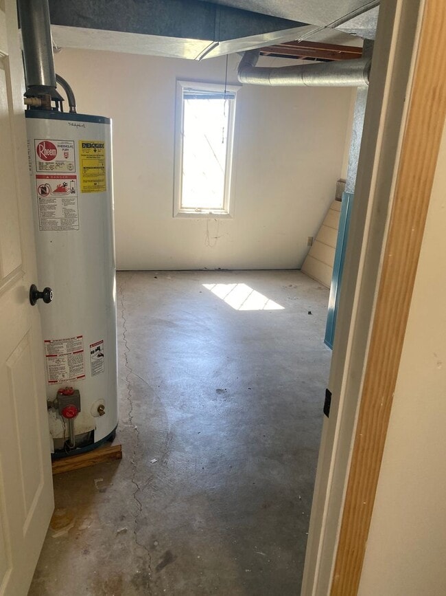 Building Photo - 4 bedroom, 2 bathroom Home with Beautiful ...