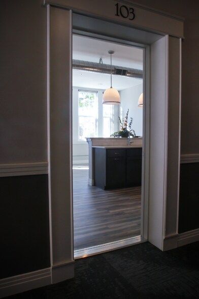 Building Photo - 218 E 7th St