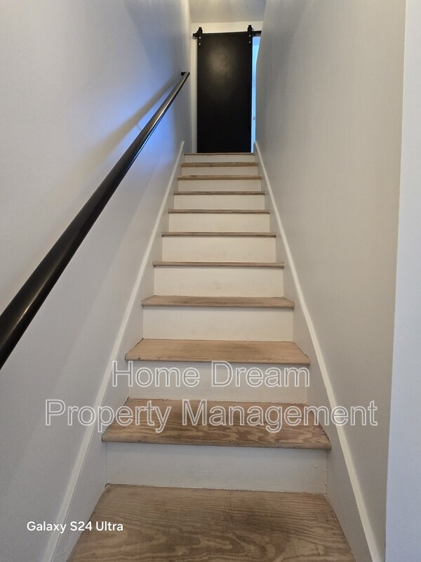 Building Photo - 1401 Charles St