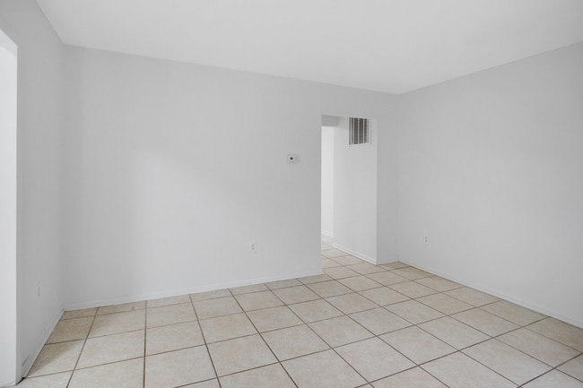 Building Photo - Town House in Stafford