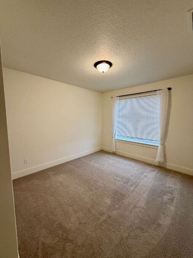 Building Photo - Beautiful Orchards Home