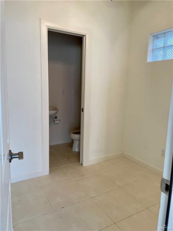 Building Photo - 20 E Thornhill Ave