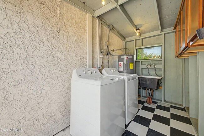 Building Photo - 1221 E Mescal St