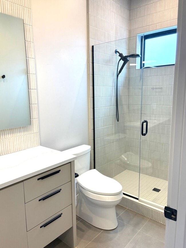 Building Photo - MOVE IN SPECIAL! One bedroom apartment on Bend's SW side. End Unit