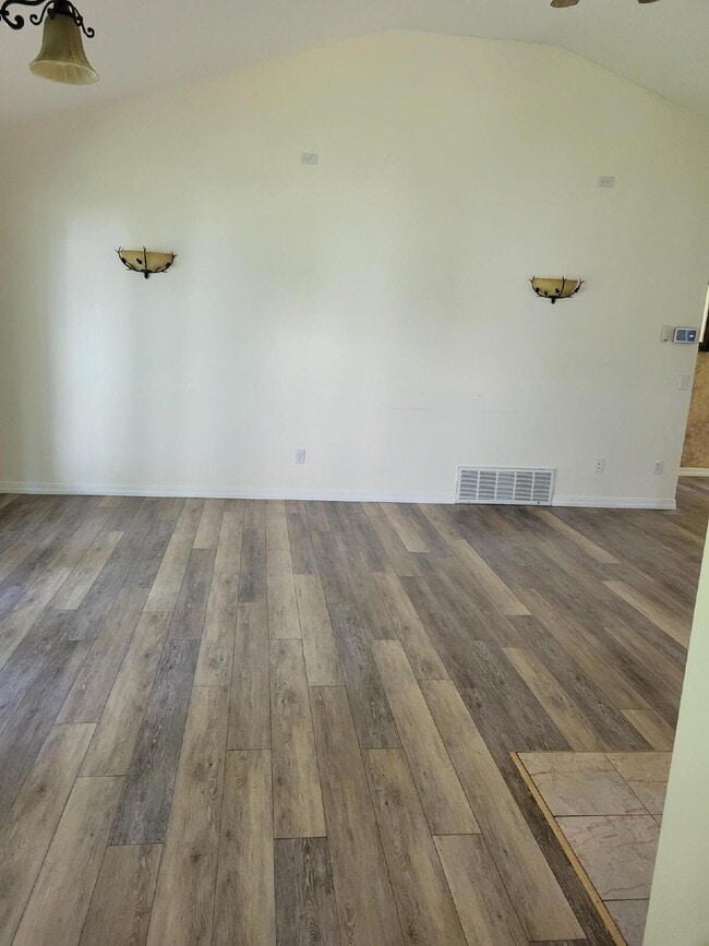 Building Photo - 2 Bedroom, 2 Bath