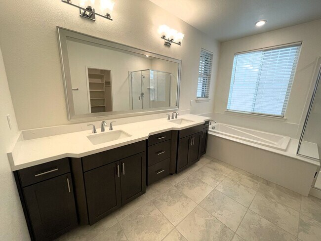 Building Photo - 5 Bedrooms Home in Russell Ranch