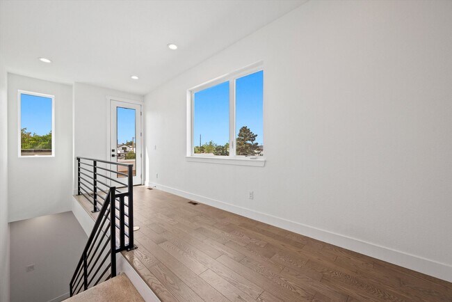 Building Photo - 1370 Yates St