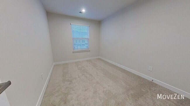 Building Photo - 208 Lograto Ln