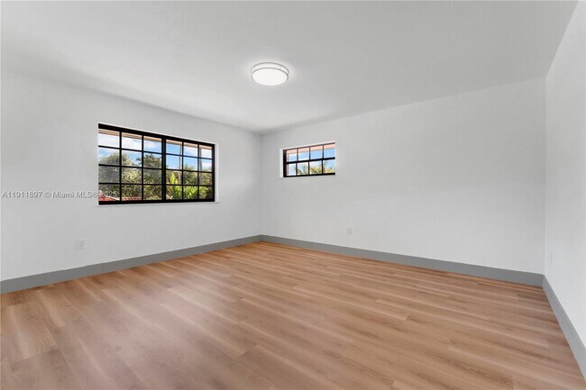 Building Photo - 443 SW 21st Rd