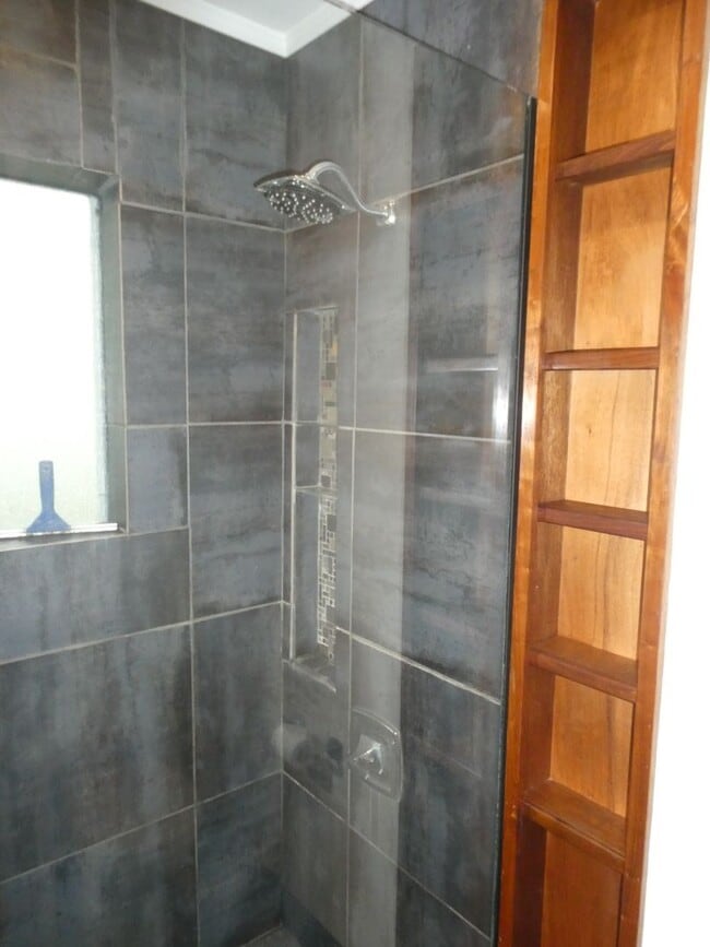 Building Photo - Charming Home Downtown