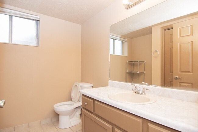 Building Photo - Really Nice 4 bedroom 3 Bath Home on Spacious Lot!