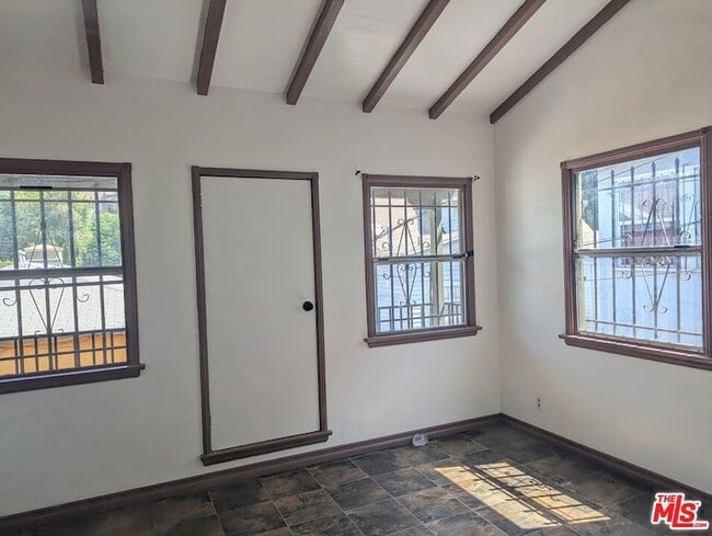 Building Photo - 644 W 40th Pl