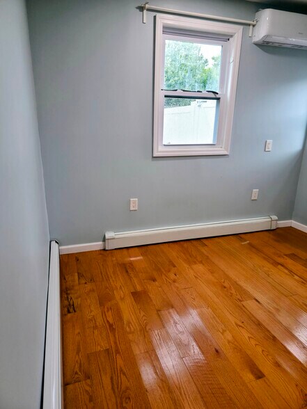 Den - 76 Brenner Ave
