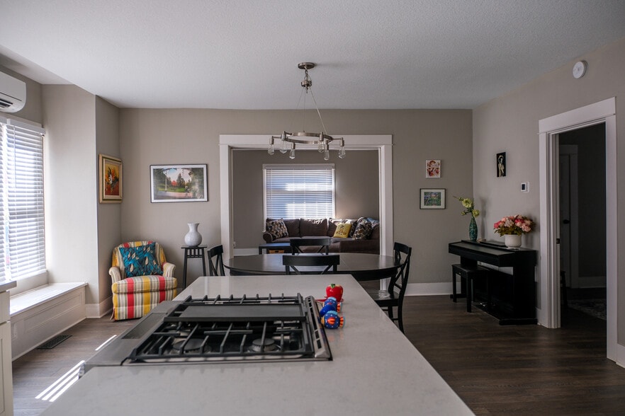 Building Photo - 5530 N Haight Ave