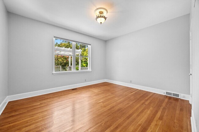 Building Photo - Gorgeous and Spacious 3 Bedroom Ranch in T...