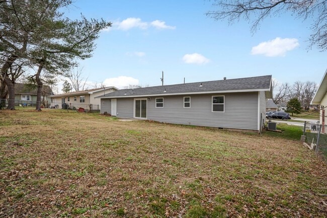 Building Photo - Newly Remodeled | 4 Bedroom | 3 Bathroom | 2 Ensuite's | Nixa, MO School District!