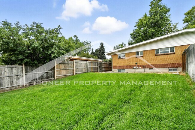 Building Photo - Charming Duplex with Washer/Dryer and Fenc...