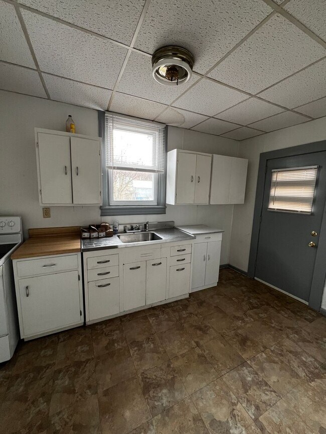 Building Photo - 21-23 Locust St