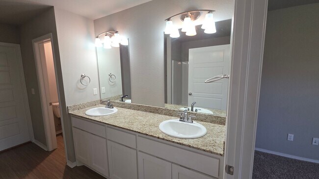Building Photo - Great newer 3 bed 2 bath duplex.