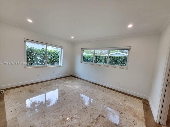 Building Photo - 825 Cremona Ave