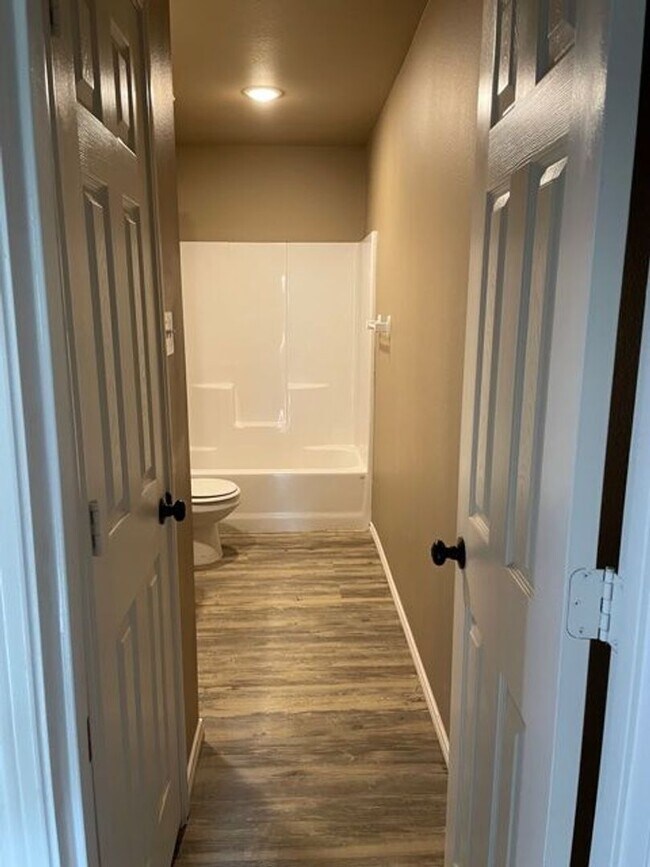 Building Photo - Super cute, 3 bedroom home. Outskirts of town