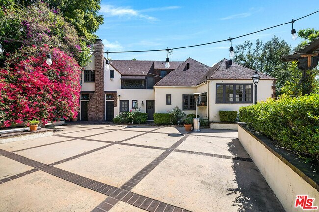 Building Photo - 2441 Glendower Ave