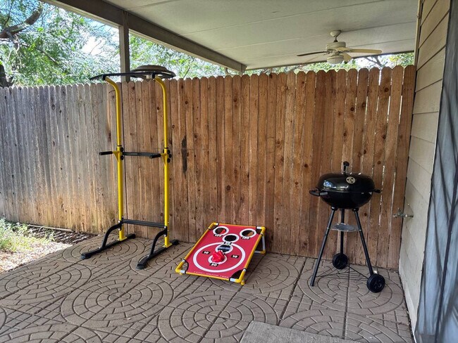 Building Photo - 2418 Allred Dr