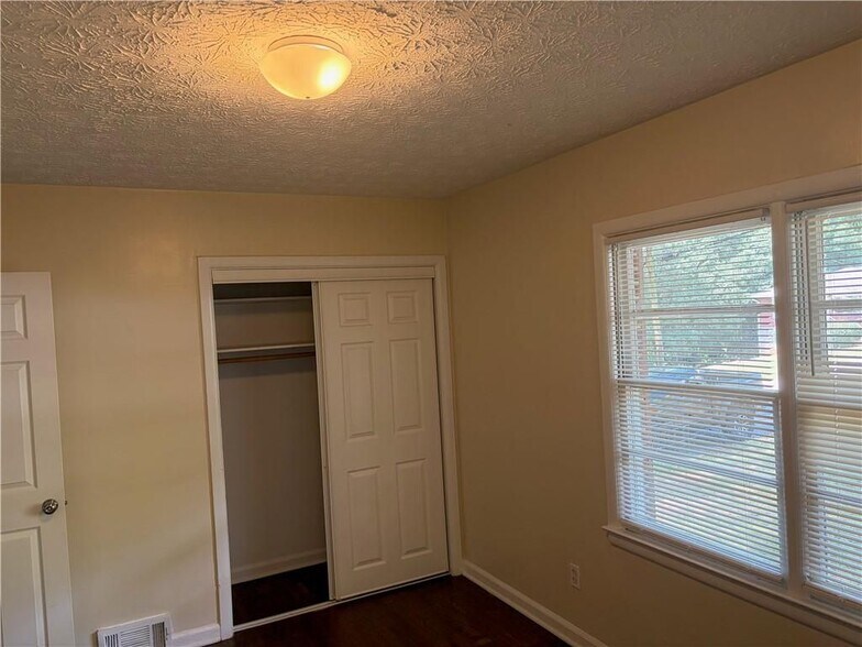 Building Photo - 2064 Montrose Dr