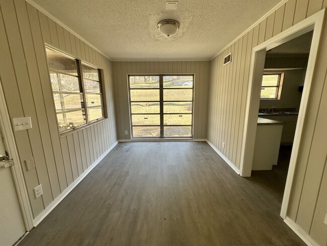 Building Photo - 1930 Granville Ave