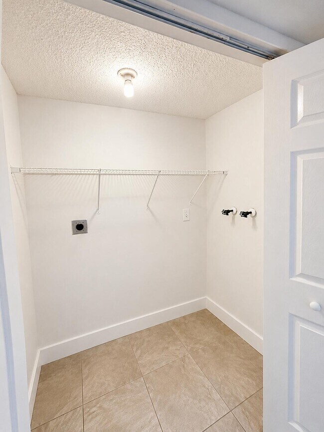 Building Photo - 5728-5728 Blueberry Ct