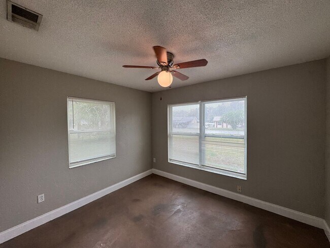Building Photo - Lovely 3 Bedroom, 2 Bathroom Home in the Heart of Deltona!!