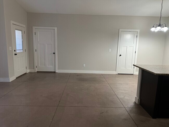 Building Photo - 4833 N Hillside Ct