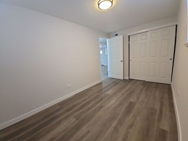 Building Photo - 2 Bed Garden Level Unit Available in Lakewood