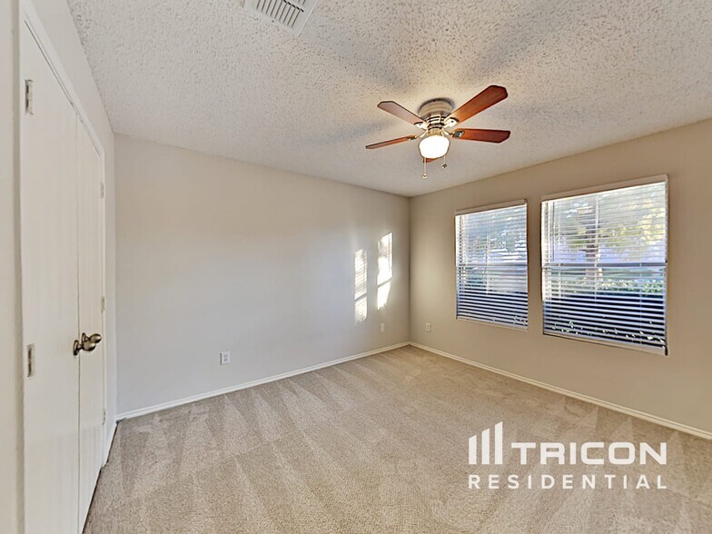 Building Photo - 647 Blue Chalk Dr