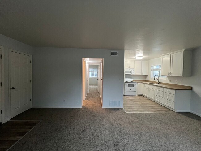 Building Photo - Newly updated 2 bedroom 1 bath unit