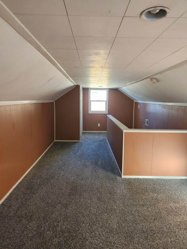 Building Photo - 3 Bedroom/1 Bath with garage