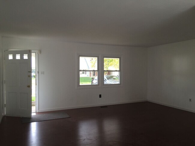 Building Photo - 3 Bed 2 bath Kensignton Rancher