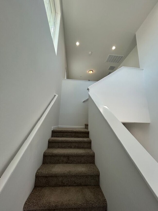 Building Photo - Brand new 4 bedroom 3 bathroom with solar in NW Visalia!!